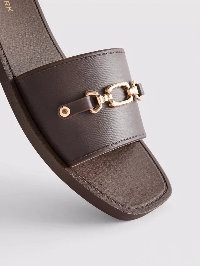 Sandaler i imitert skinn