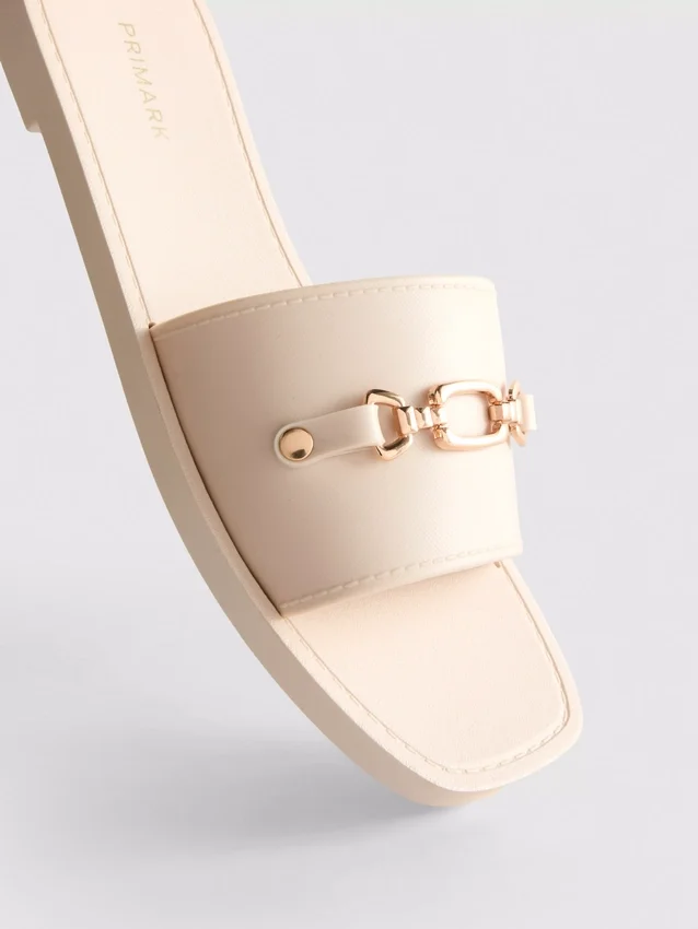Sandaler i imitert skinn