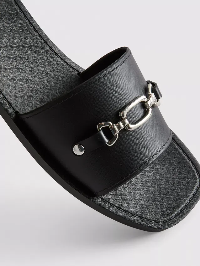 Sandaler i imitert skinn