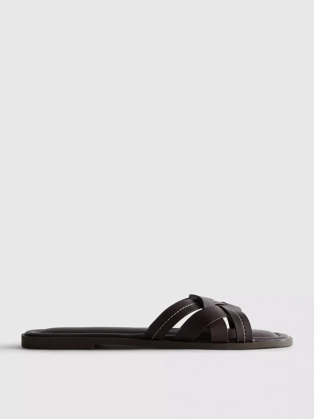 Sandaler i imitert skinn med flettet mønster