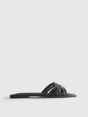 Sandaler i imitert skinn med flettet mønster