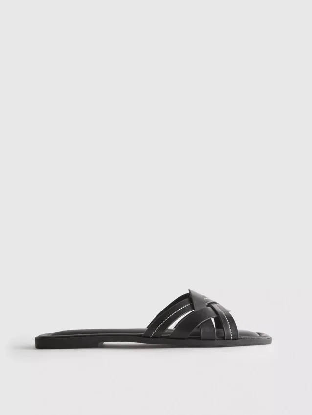 Sandaler i imitert skinn med flettet mønster