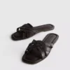 Sandaler i imitert skinn med flettet mønster