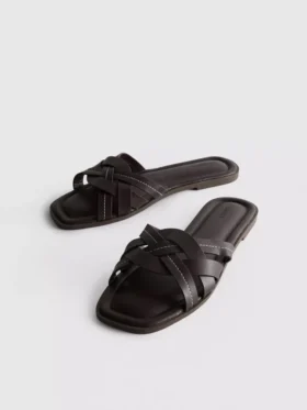 Sandaler i imitert skinn med flettet mønster