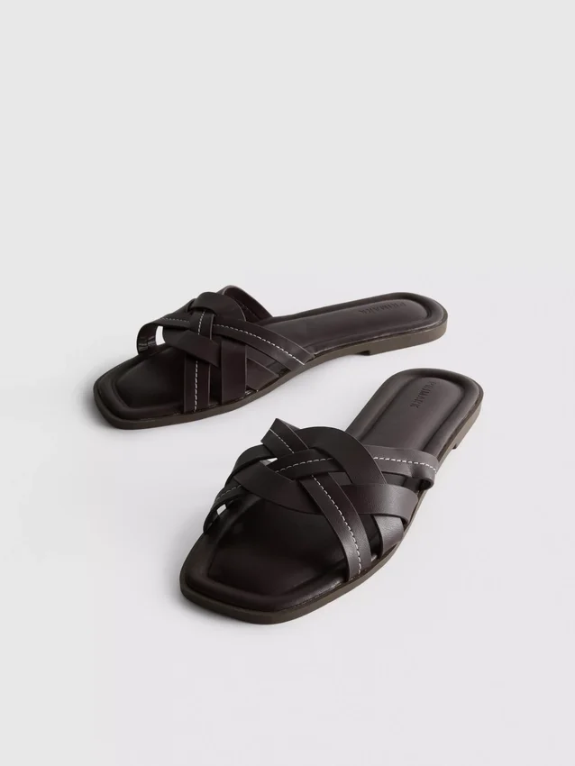 Sandaler i imitert skinn med flettet mønster