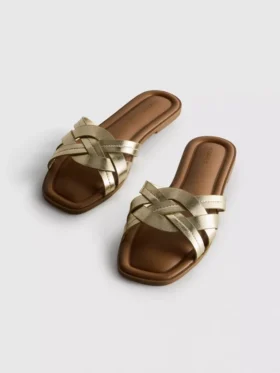 Sandaler i imitert skinn med flettet mønster