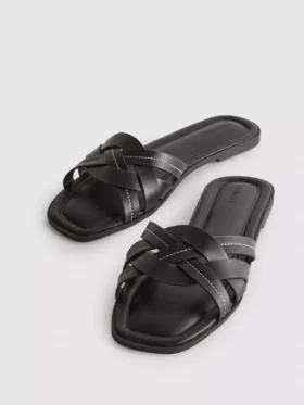 Sandaler i imitert skinn med flettet mønster