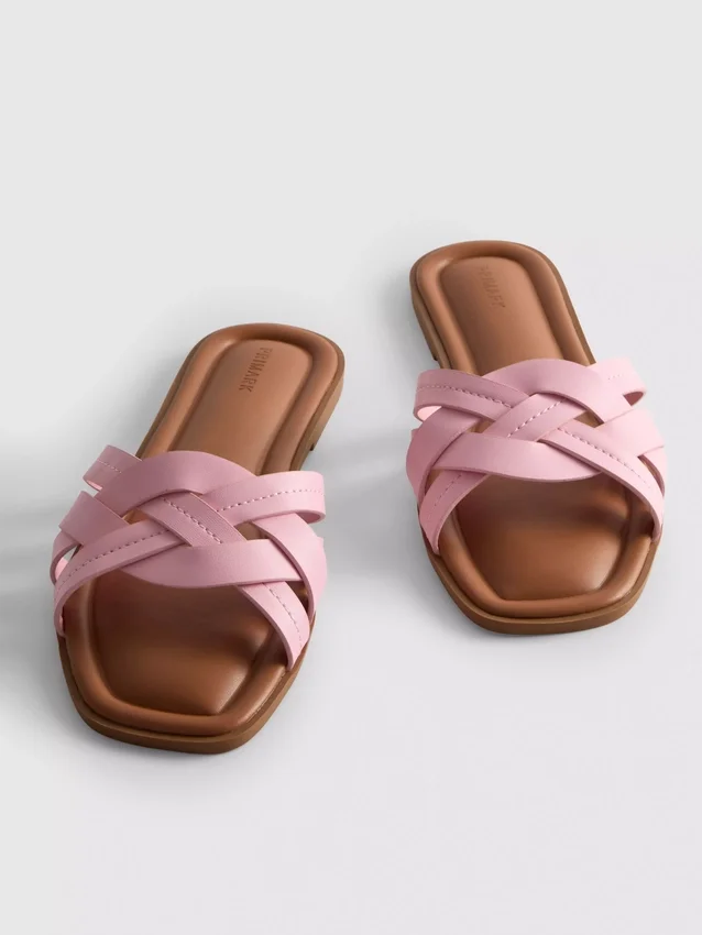 Sandaler i imitert skinn med flettet mønster