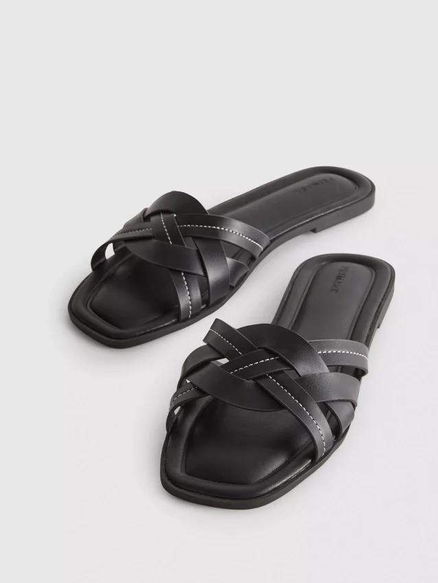 Sandaler i imitert skinn med flettet mønster