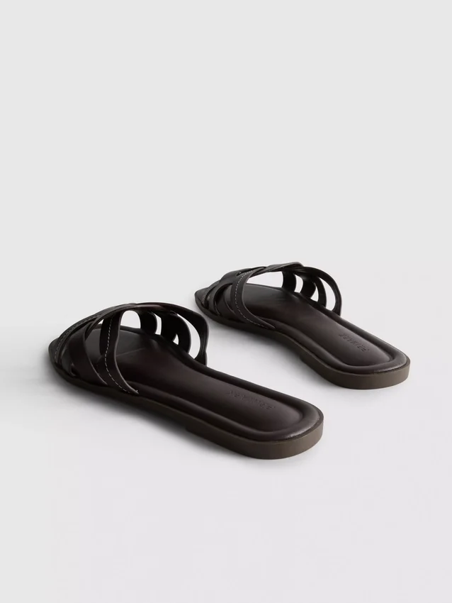 Sandaler i imitert skinn med flettet mønster