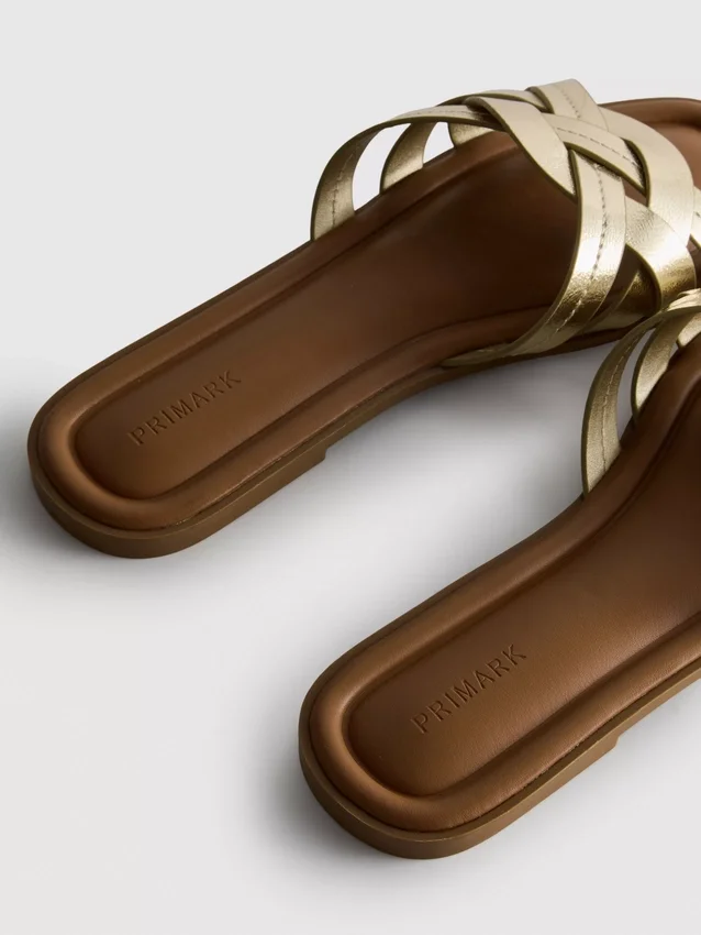 Sandaler i imitert skinn med flettet mønster
