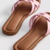 Sandaler i imitert skinn med flettet mønster