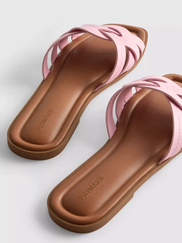 Sandaler i imitert skinn med flettet mønster