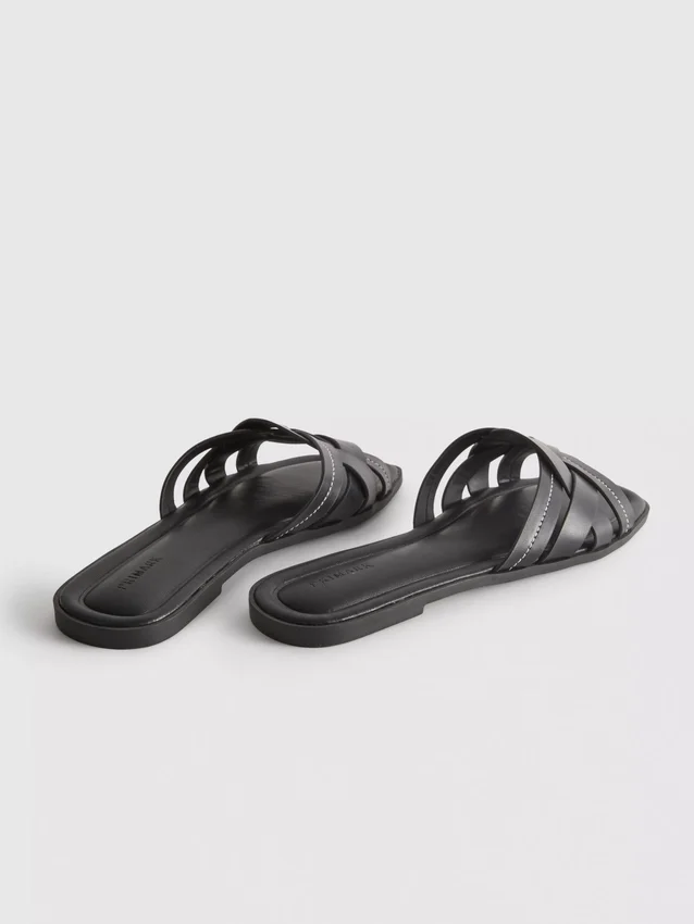 Sandaler i imitert skinn med flettet mønster