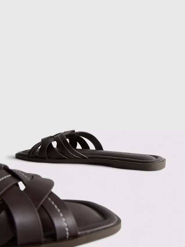 Sandaler i imitert skinn med flettet mønster