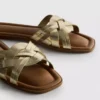 Sandaler i imitert skinn med flettet mønster