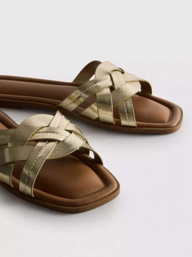 Sandaler i imitert skinn med flettet mønster