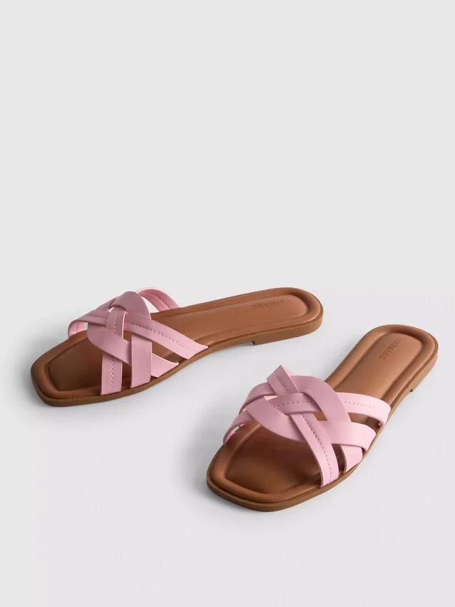 Sandaler i imitert skinn med flettet mønster