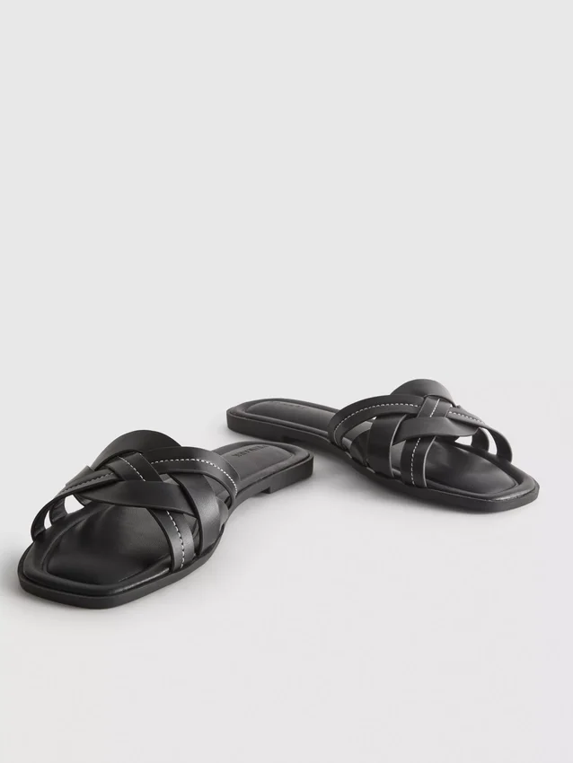 Sandaler i imitert skinn med flettet mønster