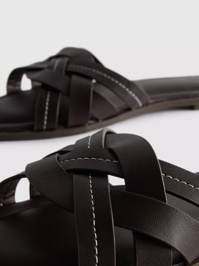 Sandaler i imitert skinn med flettet mønster