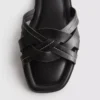 Sandaler i imitert skinn med flettet mønster