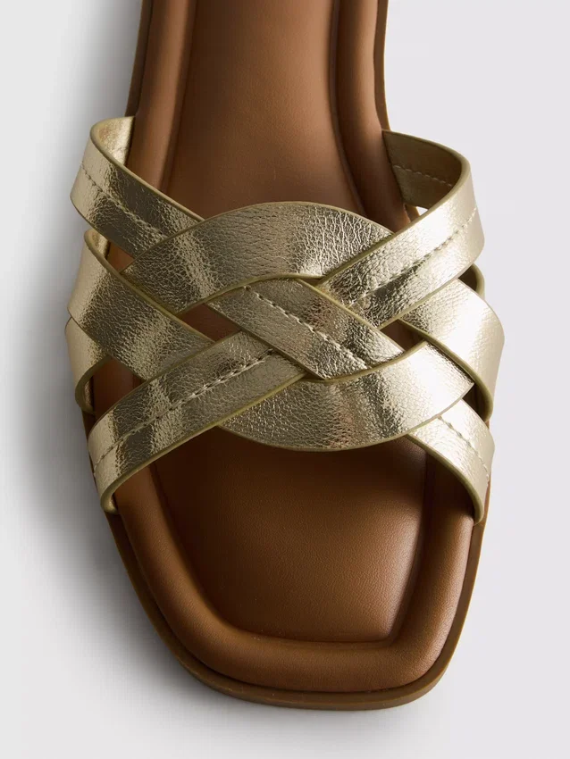 Sandaler i imitert skinn med flettet mønster