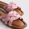 Sandaler i imitert skinn med flettet mønster
