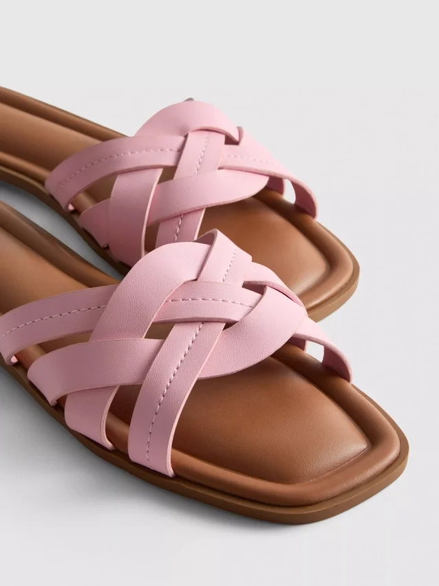 Sandaler i imitert skinn med flettet mønster
