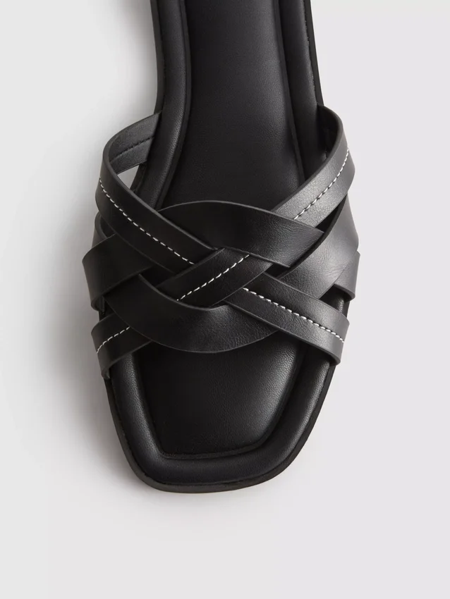 Sandaler i imitert skinn med flettet mønster