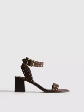 Sandaler med blokkhæl og nitter