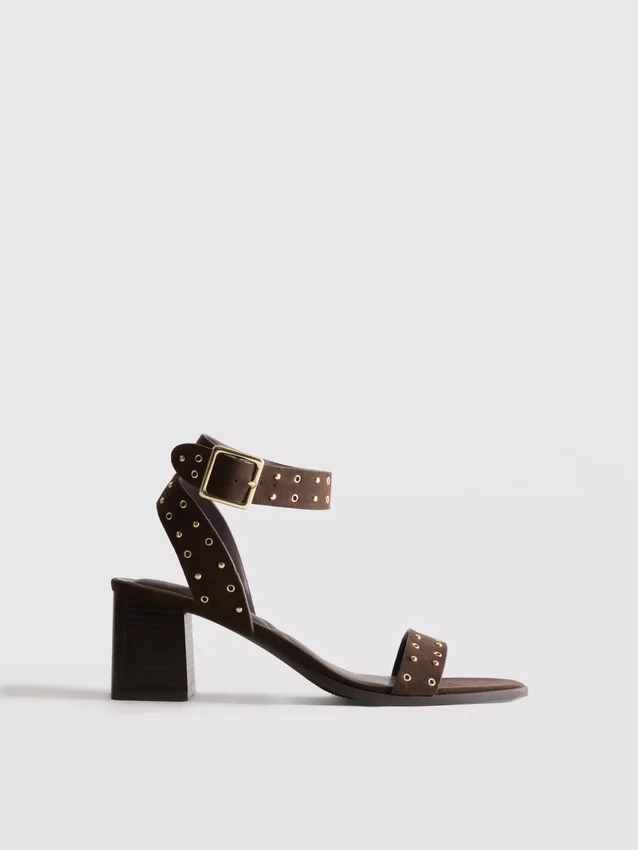 Sandaler med blokkhæl og nitter