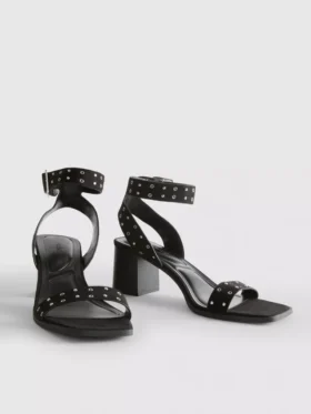 Sandaler med blokkhæl og nitter