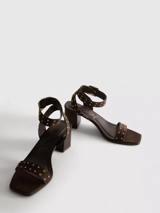Sandaler med blokkhæl og nitter
