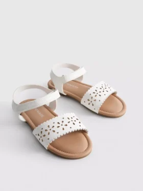 Sandaler med blomstermønster i laserskjæring