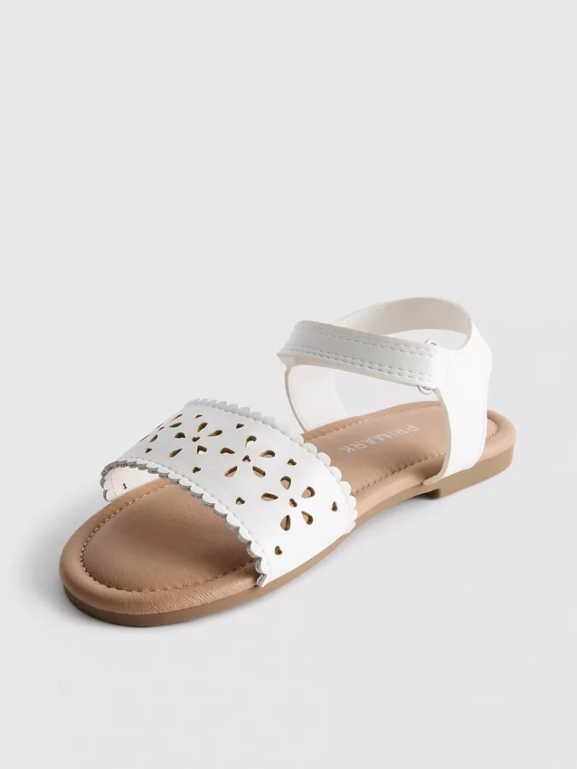 Sandaler med blomstermønster i laserskjæring