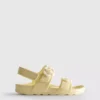 Sandaler med blomsterremmer