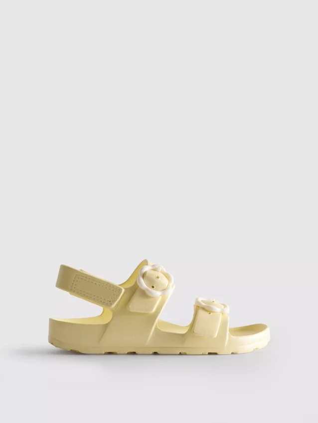 Sandaler med blomsterremmer