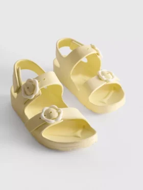 Sandaler med blomsterremmer