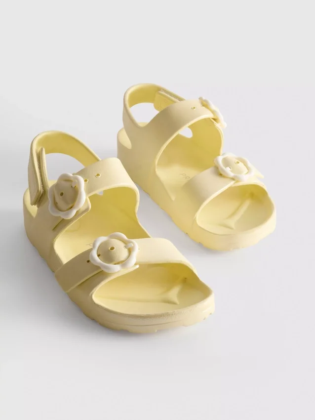 Sandaler med blomsterremmer