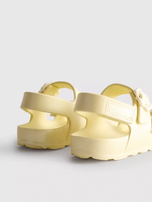 Sandaler med blomsterremmer