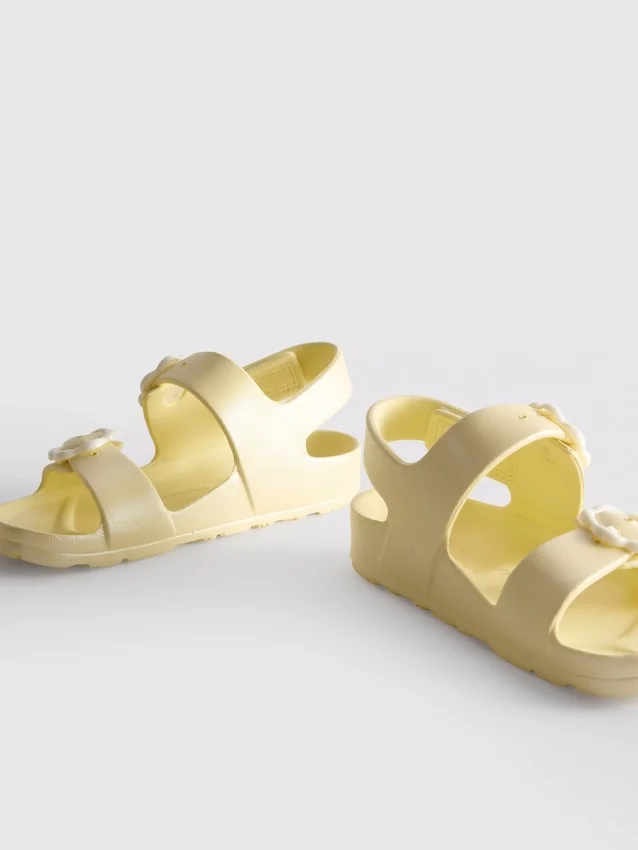 Sandaler med blomsterremmer