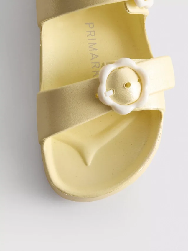 Sandaler med blomsterremmer