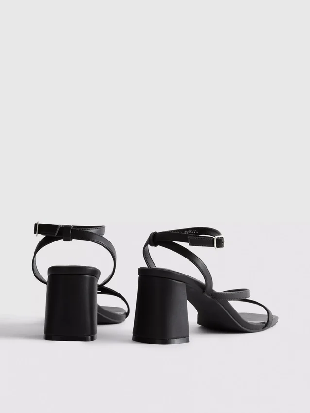 Sandaler med bred passform og blokkhæl