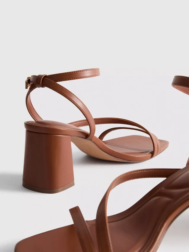 Sandaler med bred passform og blokkhæl