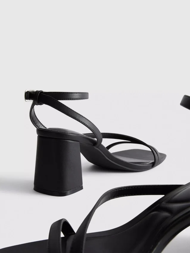Sandaler med bred passform og blokkhæl