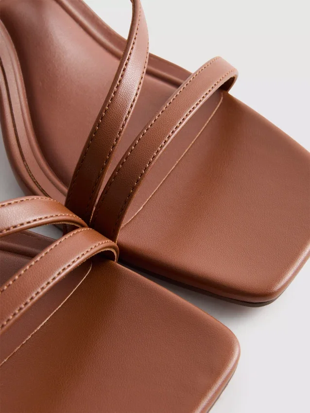 Sandaler med bred passform og blokkhæl