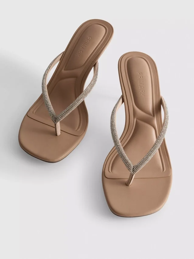 Sandaler med hæl og tårem med rhinestones