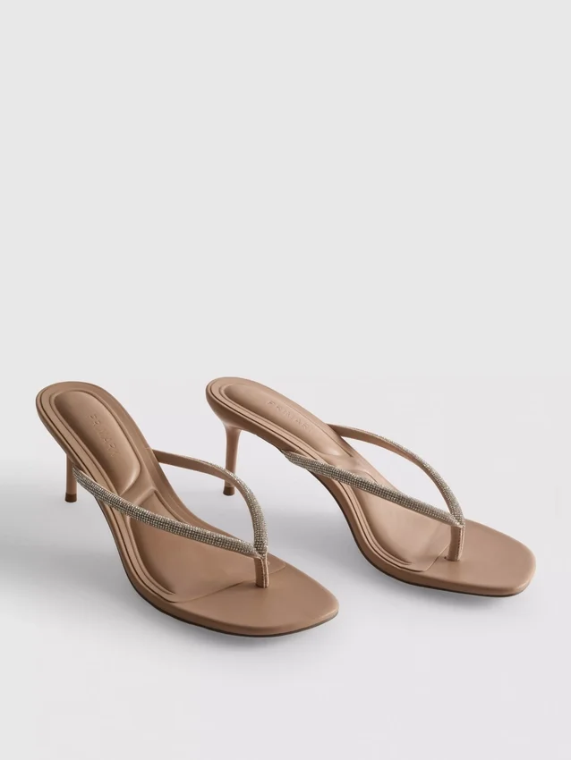 Sandaler med hæl og tårem med rhinestones