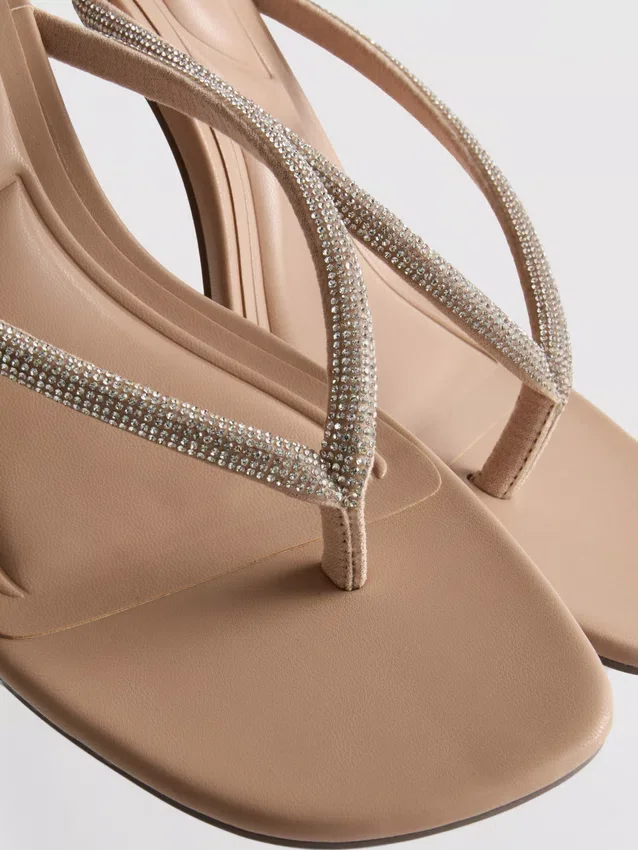 Sandaler med hæl og tårem med rhinestones