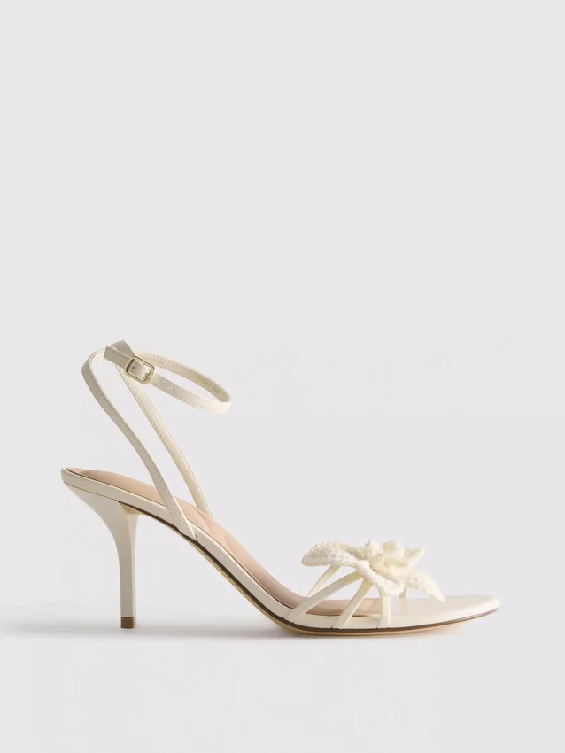 Sandaler med hæl, stropper og heklet blomst